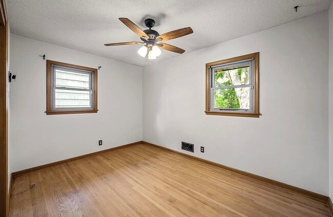Building Photo - 6121 Trinity Dr NE