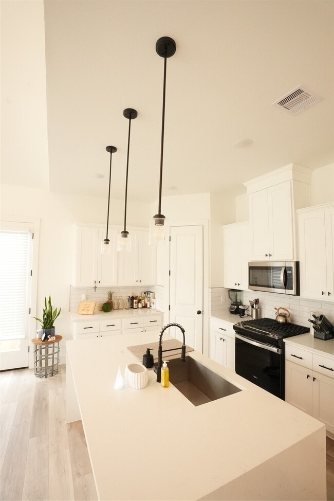 Building Photo - 2406 Mann St