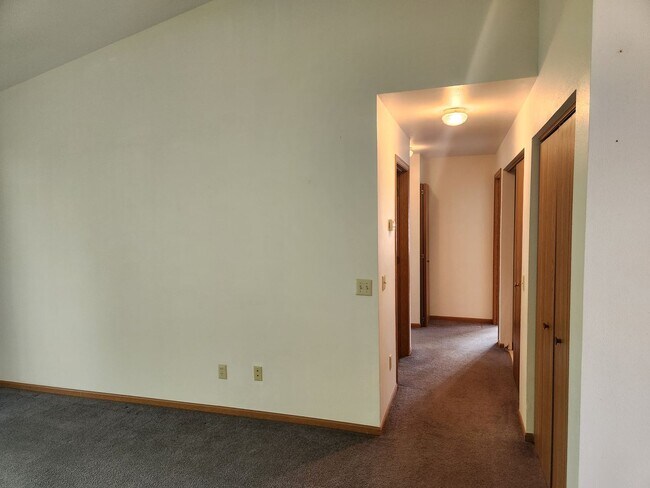 Building Photo - 621-633 Nygaard St.