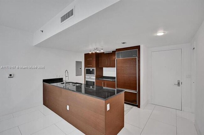 Building Photo - 475 Brickell Ave