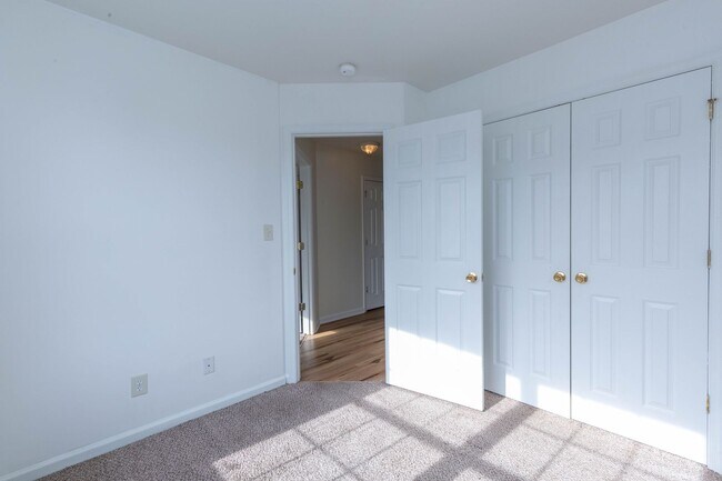 Building Photo - 3 Bed/2 Full,2 Half Bath Townhome in Marti...