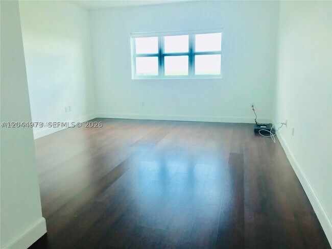 Building Photo - 15051 Royal Oaks Ln