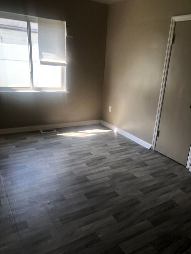 Building Photo - 1 Bedroom Newly renovated garden style apartments available for rent