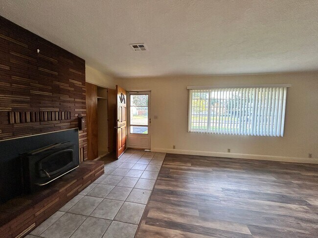 Building Photo - 3 Bedroom, 2.5 Bath House