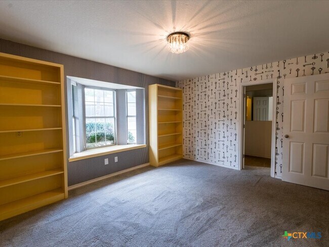 Building Photo - 300 Las Plumas Dr