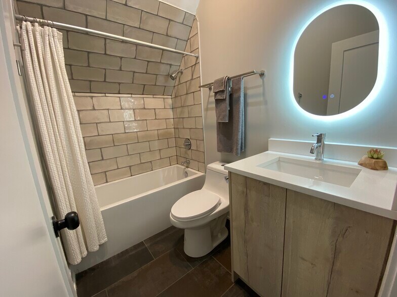 Building Photo - 3330 S Indiana Ave