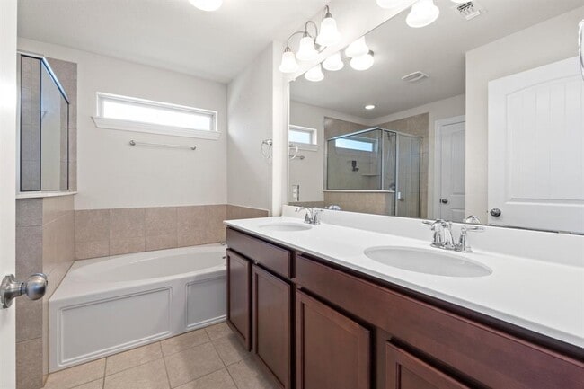 Building Photo - 14011 Hedera Dr