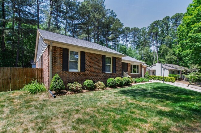 Building Photo - Charming Brick Ranch-Style Cul-de-Sac Home in Garner!