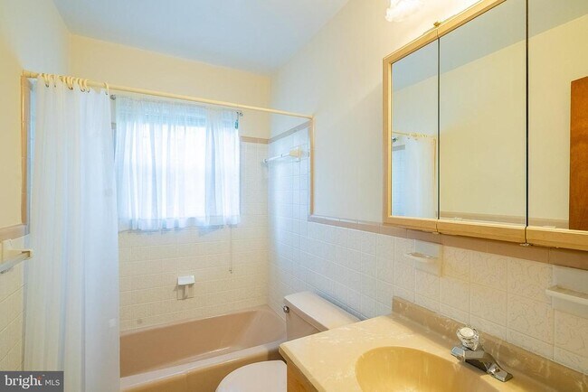 Building Photo - 6608 Fairlawn Dr