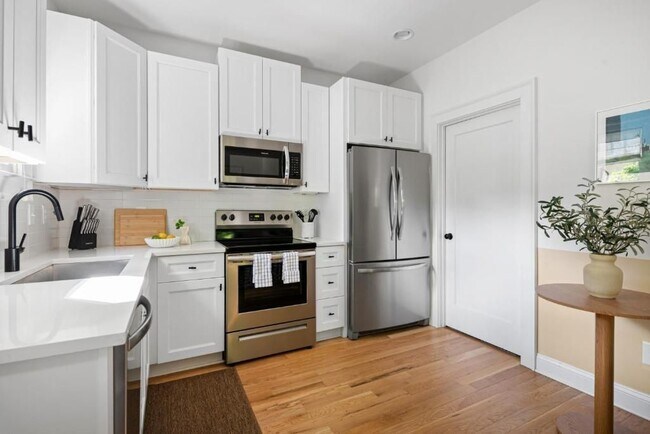 Building Photo - 1054 Euclid Ave NE