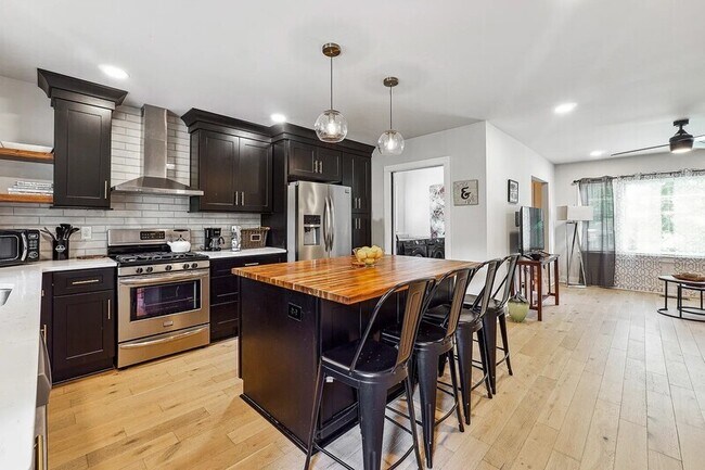 Building Photo - 2450 Hillcrest Dr