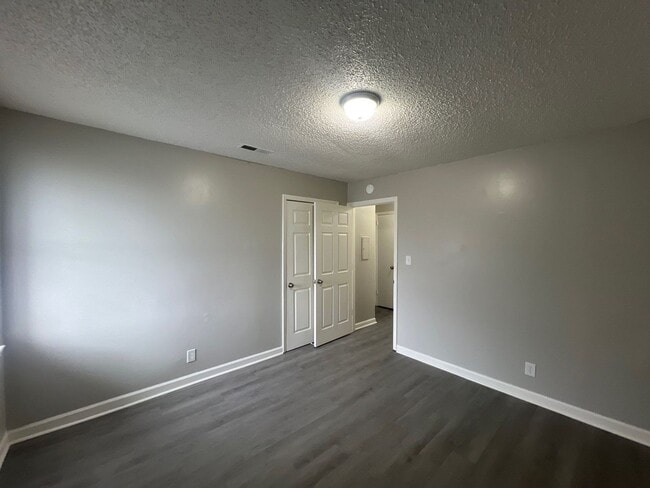 Building Photo - 2 Bedroom, 1 bath, 1 Story Duplex