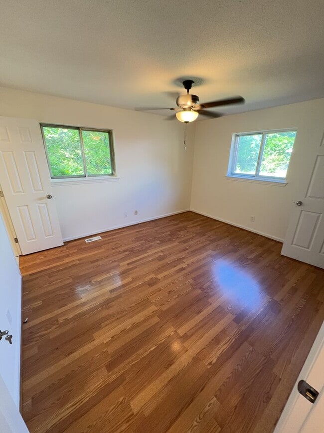 Building Photo - Renovated 2 bed 1.5 bath off Bonny Oaks