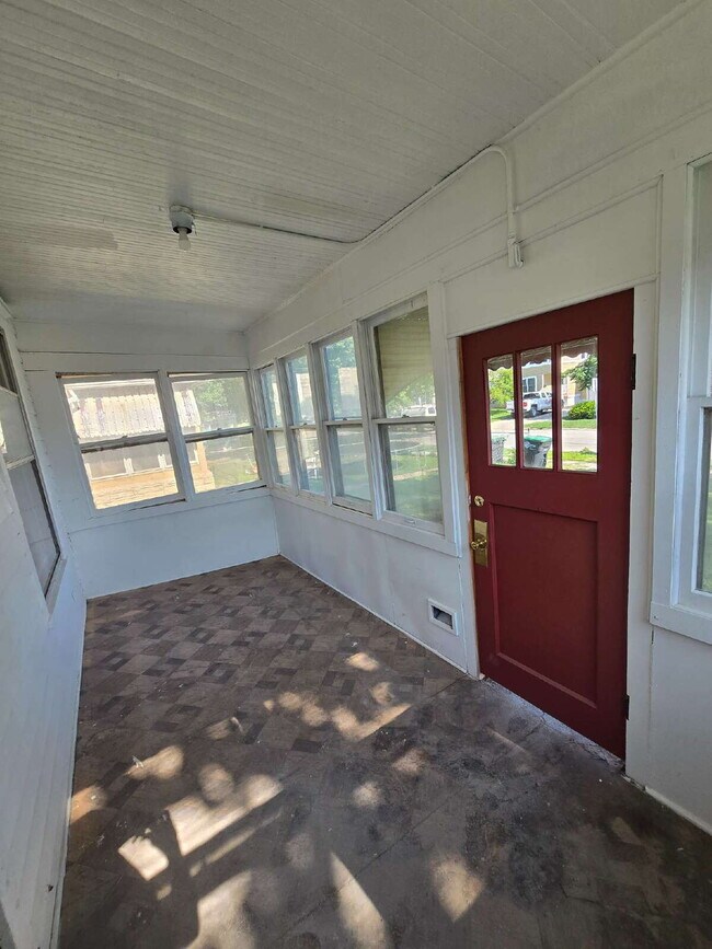 Building Photo - Charming 3-Bedroom Home Near Downtown – Av...