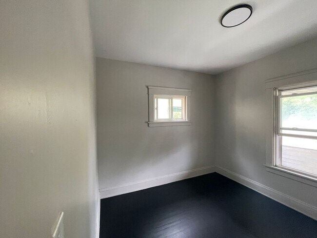Building Photo - Coming Soon! Section 8 Accepted! Renovatio...