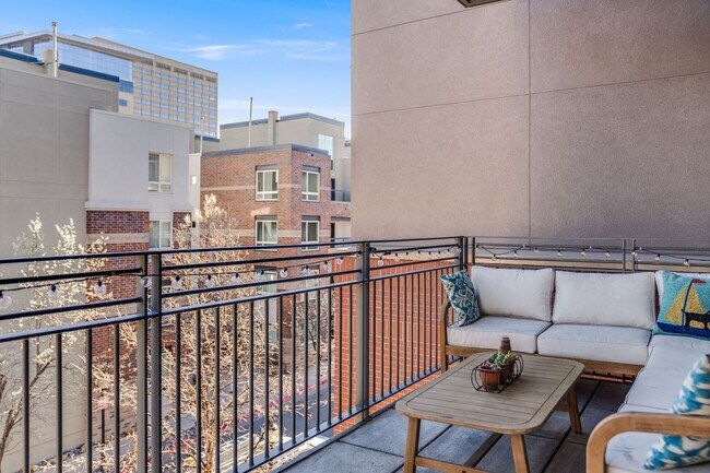 Building Photo - 1BD, 1BA Downtown Denver Condo with Garage...
