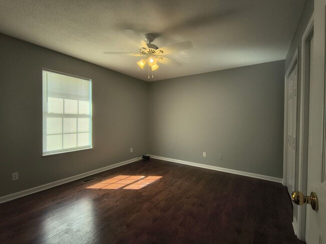 Building Photo - Updated 2br/1.5ba condo in heart of North Knoxville