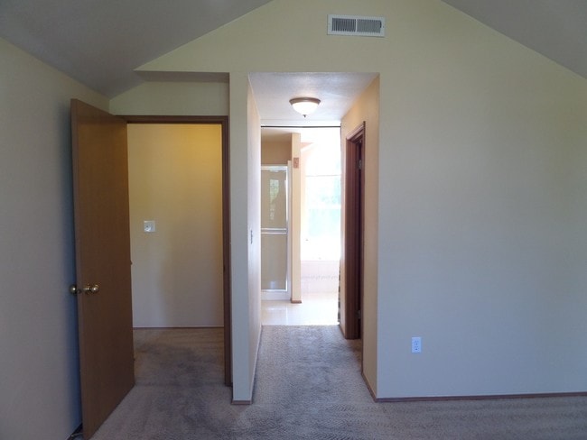 Building Photo - Fabulous 4 Bedroom Home with Gorgeous Fenc...