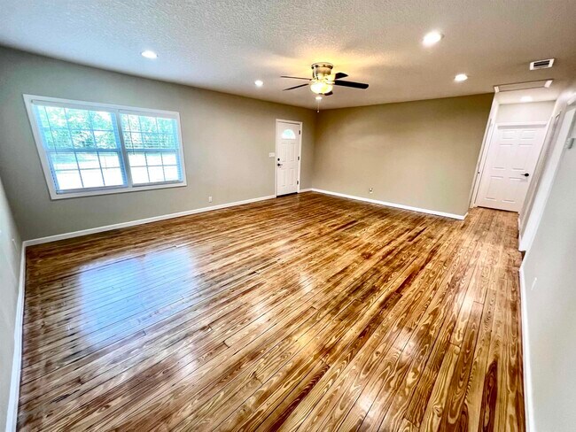 Building Photo - 804 W 2nd St