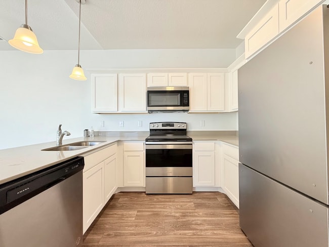 Building Photo - Gorgeous Condo in Vineyard!