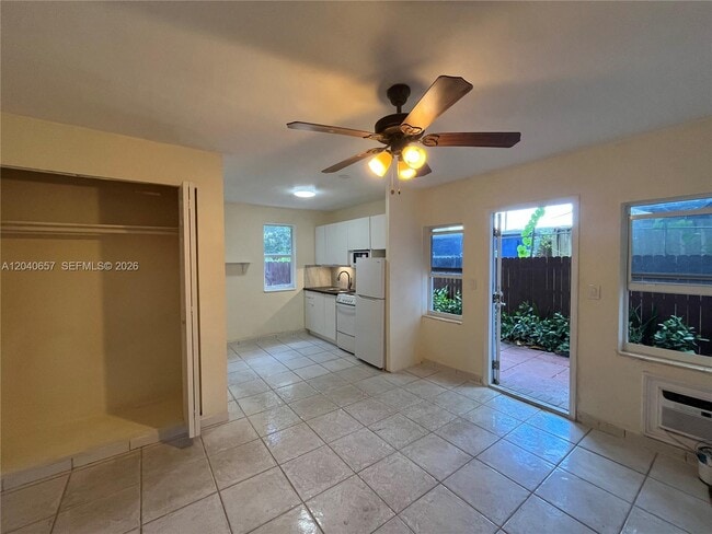 Building Photo - 820 SW 31st Ave