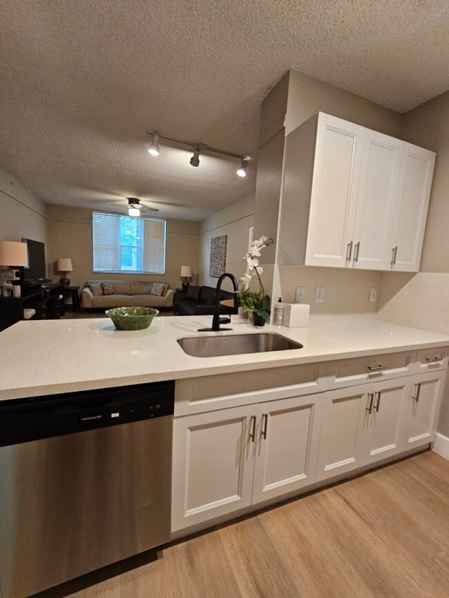 Building Photo - 780 S Sapodilla Ave
