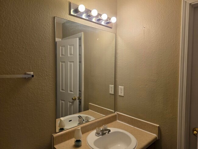 Building Photo - 4866 Royal Run Dr