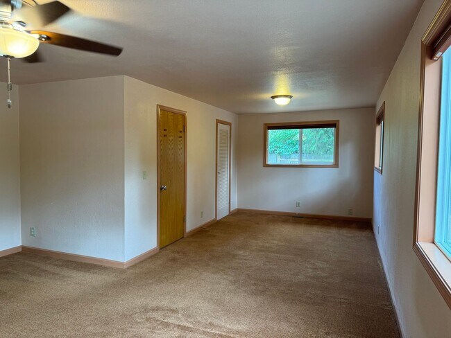 Building Photo - 4 bedroom 2 bathroom home in a great neighborhood!