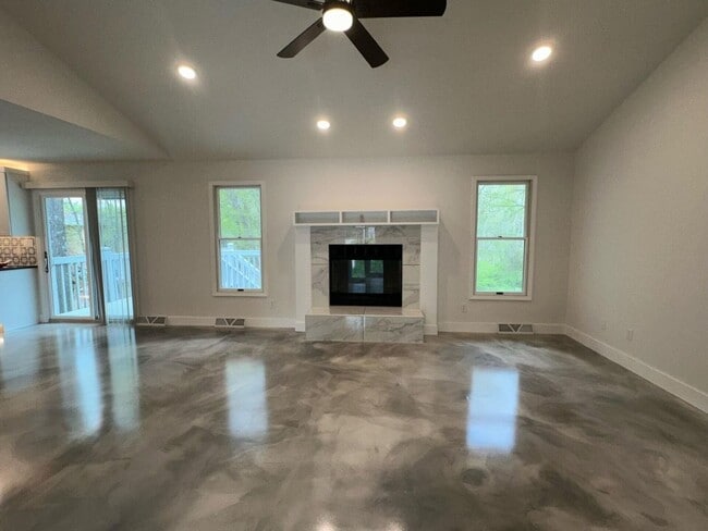 Building Photo - 5 Bed 4 Bath Home fenced yard