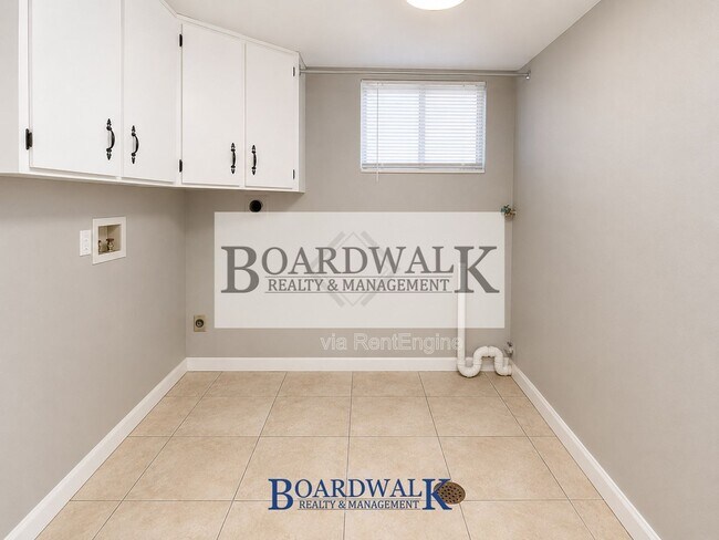 Building Photo - 572 400 N
