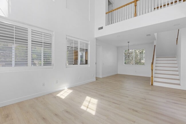 Building Photo - Gorgeous 3BD 2-Story Home in the Sorrento Community in Porter Ranch!