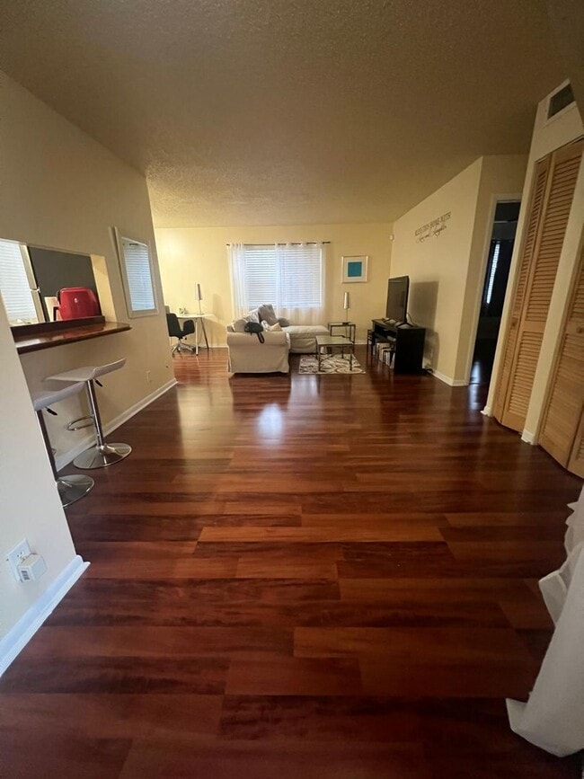 Building Photo - Fully Furnished 1-Bedroom Retreat in Windm...