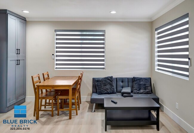 Building Photo - 5843 Vanalden Ave