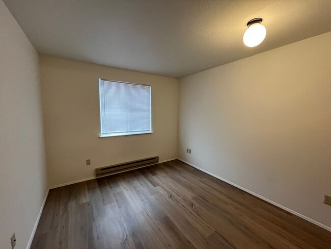 Building Photo - Conveniently Located 2 Bedroom in a Fourplex Unit