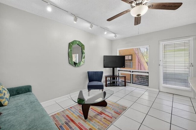 Building Photo - 2624 NE 30th Pl