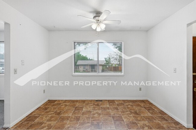 Building Photo - Charming 1/2 Duplex with Washer/Dryer!