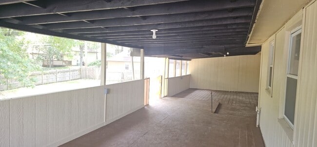 Building Photo - Move in special - Newly Renovated SF in North KC