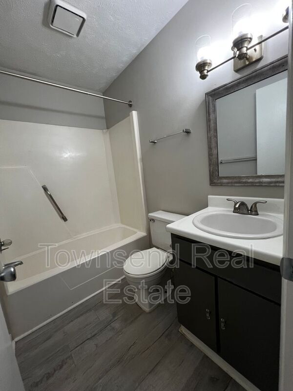 Building Photo - 5866 Century Oaks Dr