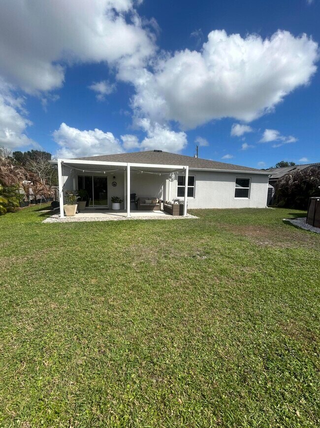 Building Photo - 5840 NW Bates Ave