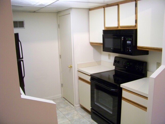 Building Photo - West End Condo--Great Location!