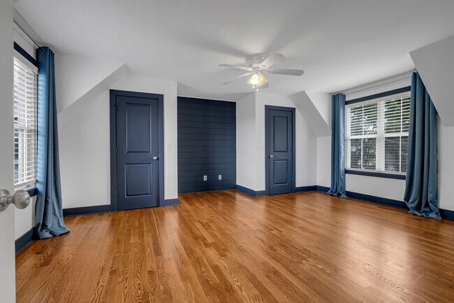 Building Photo - Great price for a huge house! CHARMING Sylvan Heights home 4 Bed 4 Bath. Beautiful private backya...