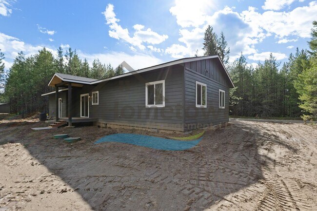 Building Photo - 2 Bedroom 1 Bathroom Home with a Single Car Garage Available in Blanchard!