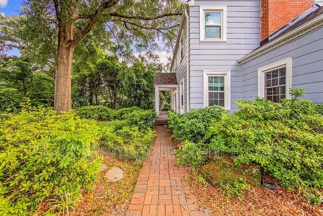 Building Photo - 220 Bradford Ave