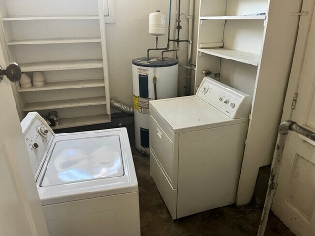 Building Photo - 2BR/1BA One-level Cottage in Forest Hills