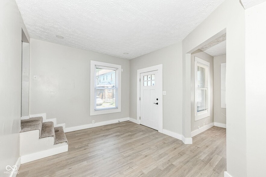 Building Photo - 323 E 31st St