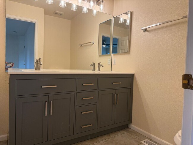 Building Photo - Great 4 bed 3 bath home Wolf Creek Neighbo...