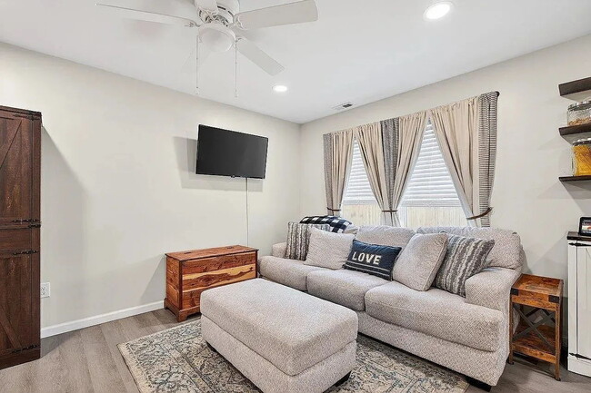 Building Photo - Like-New 2024 Townhome with Mountain Views, Garage & Backyard
