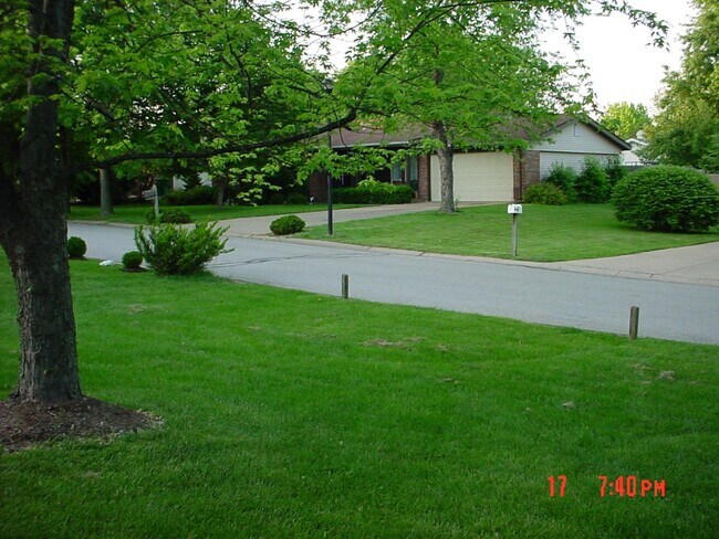 Building Photo - 14 Twin Oaks Dr