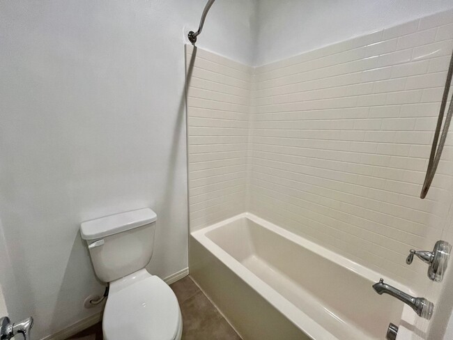 Building Photo - Updated 3BD 2.5BA Townhouse in Imperial Be...