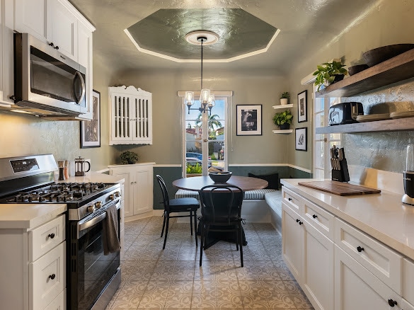 Gourmet kitchen with breakfast nook - 1442 S Burnside Ave